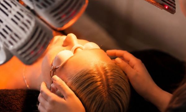 Ποιος μιλάει, ακόμα, για red light therapy; Το yellow light είναι next thing!