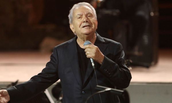 Οι τραγουδιστές αντιδρούν & στηρίζουν τον Μανώλη Μητσιά: Η ταπεινωτική απαγόρευση στο έτος Χατζιδάκι
