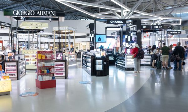 Η απόλυτη εμπειρία αγορών πριν από την πτήση είναι στο Airport Agora του αεροδρομίου της Αθήνας