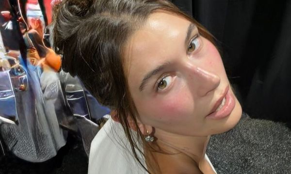 Ξέρεις την comb headband; Η Hailey Bieber, όχι μόνο τη ξέρει, αλλά την έκανε ήδη trend