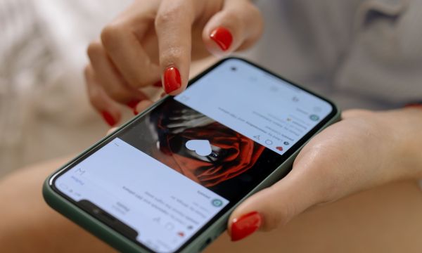 Τι γίνεται τελικά αν πατήσεις like στο Instagram κι αμέσως το πάρεις πίσω; Αυτό δεν το περιμέναμε!