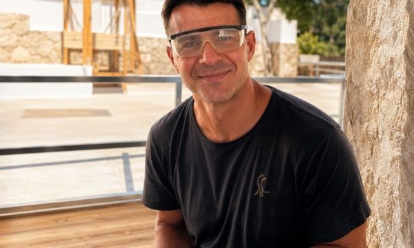 Το Survivor reunion στο νέο καφέ του Ντάνου στην Σκιάθο και η κίνησή του που ξεχώρισε