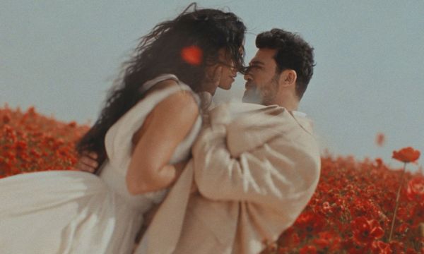 Με το θρυλικό «Ένα πρωινό» του Ξαρχάκου το τρέιλερ για το Για σένα και γυρίσματα στη Σαχάρα