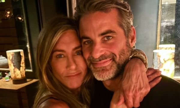 Jennifer Aniston: Οι τρυφερές στιγμές με τον Jim Curtis στην Ισπανία δείχνουν πως βιώνει τον έρωτα