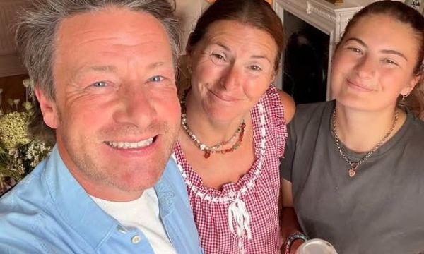 Η κόρη του Jamie Oliver αρραβωνιάστηκε & μοιάζει σαν χθες που τον βλέπαμε να μαγειρεύει σε 15 λεπτά