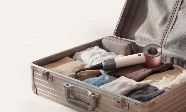 Με αυτά τα 2 gadgets της Dyson δεν θα σε νοιάζει τίποτα στις διακοπές