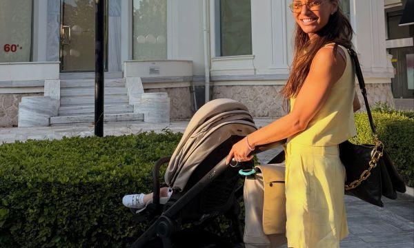 Για την Ελένη Τσολάκη οι διακοπές στη Σύρο είναι γεμάτες παιχνίδια & αγκαλιές με την κόρη της, Μαρία