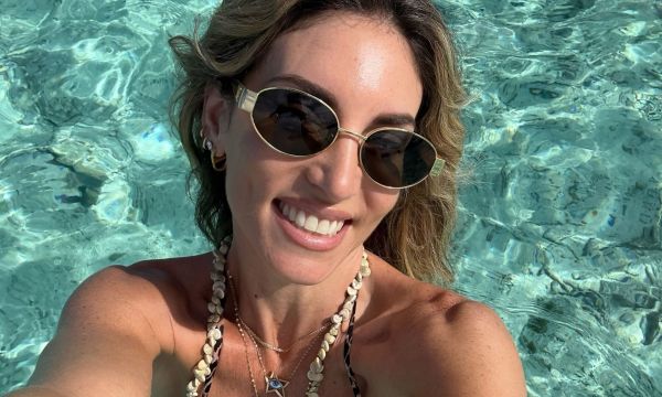 Exotic vibes: Τα χτενίσματα της Αθηνάς Οικονομάκου στη Γαλλική Πολυνησία είναι το inspo της ημέρας