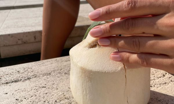 Coconut water nails: Αν δεν κάνεις τώρα αυτό το μανικιούρ, τότε πότε;