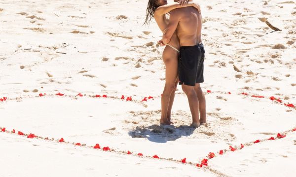 Alessandra Ambrosio: Είπε το πιο μεγάλο «ναι» στον Buck Palmer μέσα σε μια καρδιά στην άμμο