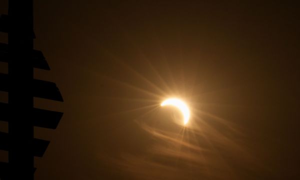 Η Ευρώπη βυθίστηκε στο σκοτάδι για λίγα λεπτά: Οι viral εικόνες από την ολική έκλειψη Ηλίου