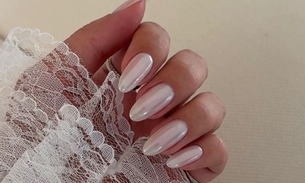 Vanilla latte glaze nails: Το μανικιούρ που θα αντικαταστήσει τα glazed donut nails το φθινόπωρο