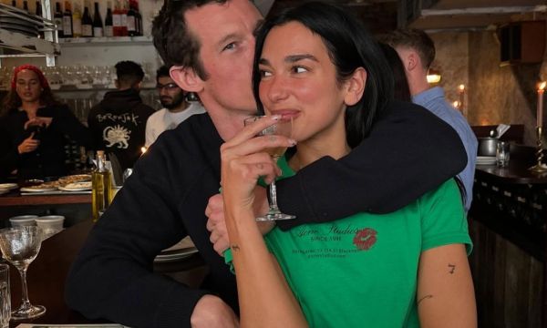 H Dua Lipa γίνεται 31 & ο σύζυγός της Callum Turner κάνει το δικό του manifest για να γίνει μπαμπάς
