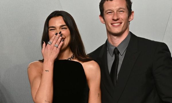 Dua Lipa: Νιόπαντρη και ερωτευμένη, μιλά πρώτη φορά για τη νέα της ζωή με τον Callum Turner