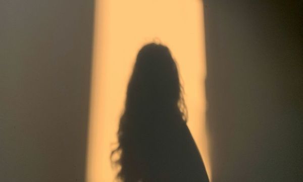 Αν μια επώνυμη γυναίκα δεν μπορεί να καταγγείλει τη βία χωρίς να γίνει πρωτοσέλιδο, ποια μπορεί;