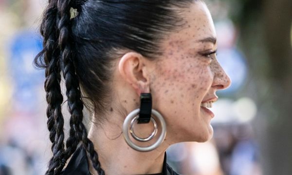Ποιος κάνει, ακόμα, sleek bun; Τα medusa ponytails είναι ό,τι πιο πρακτικό και hot right now