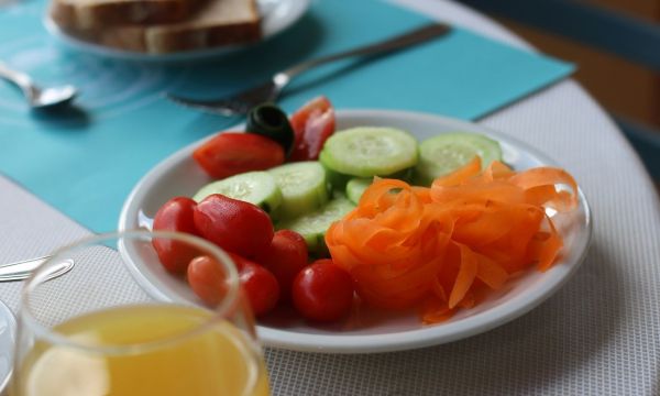 Τι διατροφή πρέπει να ακολουθήσουμε για να κάνουμε detox μετά τις διακοπές