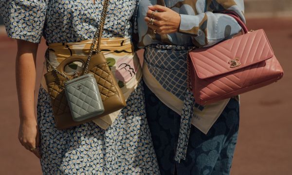 Trend Alert: Mini ή XL τσάντες; Tα bag trends της νέας σεζόν ψηφίζουν και τα δύο