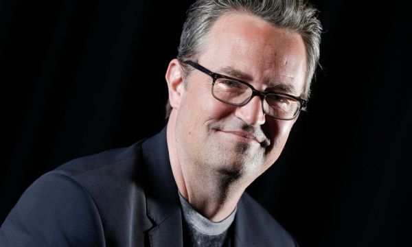 Ποιος ήταν πραγματικά ο Chandler; Το Netflix μάς συστήνει τον Matthew Perry πίσω από τα «Friends»