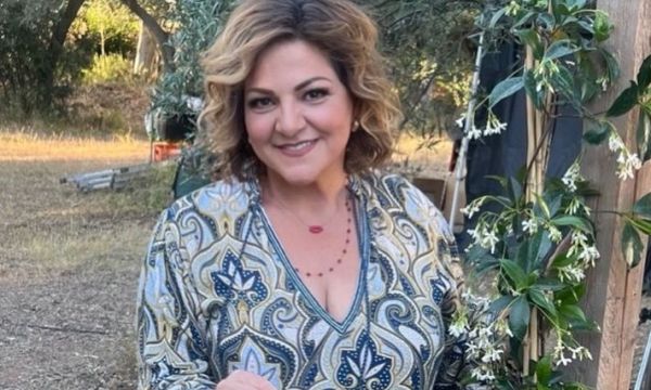 Η Βίκυ Σταυροπούλου δέχθηκε την πιο ωραία ευχή πριν γίνει γιαγιά ενώ κάνει συνεχίζει το Κάμπινγκ