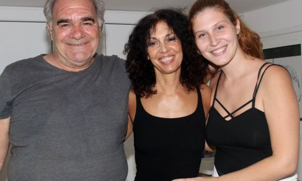 Η Θαλασσινή Μποσταντζόγλου τρόλαρε τον «Νίνο» μπαμπά της με ατάκα από το Κων/νου & Ελένης: Epic!