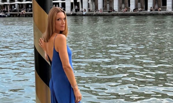 Η royal blue εμφάνιση της Βίκυς Καγιά που μαγνήτισε τα βλέμματα στην Βενετία και στο feed μας