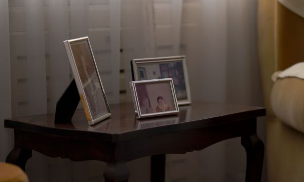 Τέλος στις χιλιάδες κορνίζες στα έπιπλα: Η νέα τάση στη διακόσμηση είναι πιο απλή και κομψή