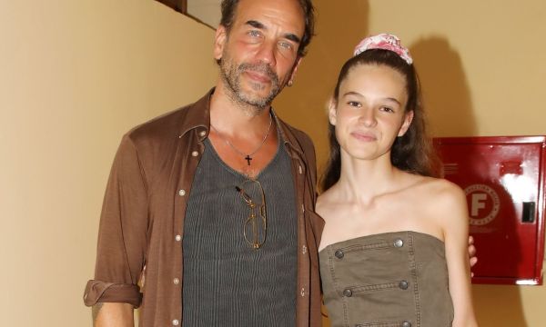 Το λάδι έπιασε τόπο και ο Πάνος Μουζουράκης καμάρωσε την πνευματική του κόρη στο θέατρο