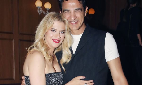 Η πιο γλυκιά στιγμή στη βάφτιση των δύο γιών Θεωνά - Αναστασιάδη: Η αφιέρωση του Δήμου στη Τζένη του