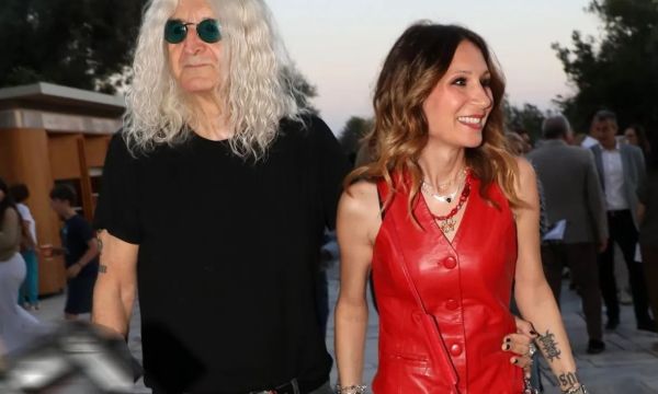 Ο Νίκος Καρβέλας έγινε 75: Η σπάνια φωτογραφία με την Έλενα Φερεντίνου και το δημόσιο «σ' αγαπώ»