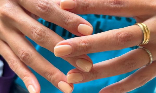 Τα foundation nails είναι το «no-makeup makeup» μανικιούρ που κάνει τα νύχια να δείχνουν αψεγάδιαστα