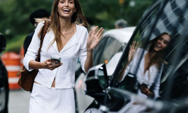 «Moulded» blazers: Το νέο tailored μυστικό των fashion insiders & πώς θα τα φορέσεις