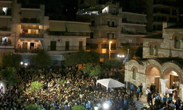Όλη τη νύχτα δίπλα στον Μαζωνάκη: Ο σπαραγμός των γονιών του - χιλιάδες φίλοι στο λαϊκό προσκύνημα