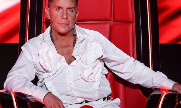 Το The Voice επιστρέφει διαφορετικό, με tribute για τον Μαζωνάκη, τον αντικαταστάτη του & συγκίνηση