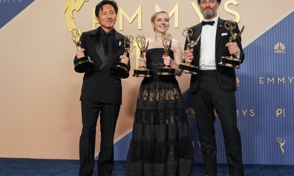 Από τον Matthew Rhys στην Taylor Swift: 5 στιγμές που έκαναν τα Emmys 2026 αξέχαστα