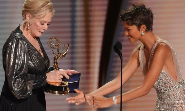 Jean Smart: Στα 75 της γράφει ιστορία στα βραβεία Emmy & μάς θυμίζει ότι το ταλέντο δεν έχει ηλικία