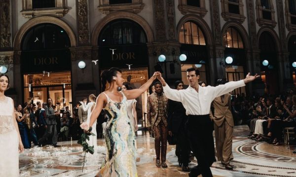 H MFW ξεκίνησε και στην Galleria Vittorio Emanuele II είδαμε ένα catwalk που ένωνε όλες τις τάσεις