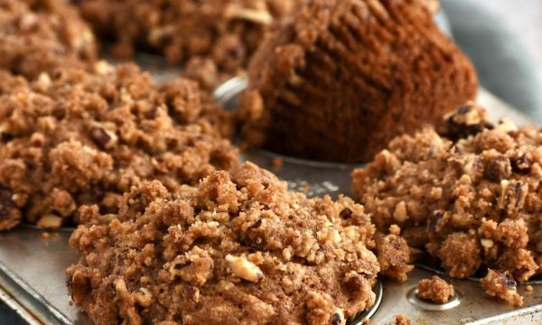 Αν αγαπάς τα Gilmore Girls, αυτή η συνταγή για banana coffee muffins της Lauren Graham είναι εμμονή