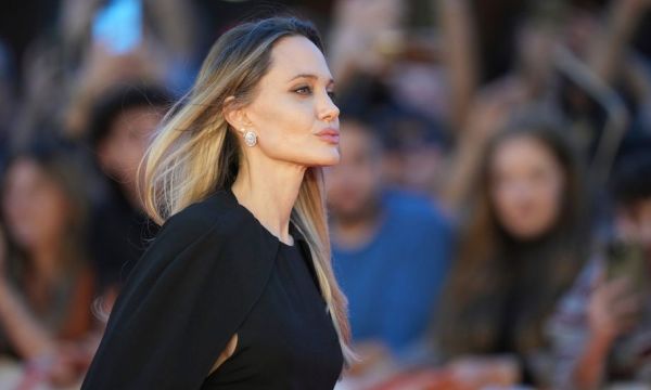 Η Angelina Jolie πούλησε το σπίτι όπου μεγάλωσε τα παιδιά της: Ετοιμάζεται να αφήσει το Los Angeles;