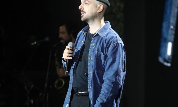 Ο APON έβαλε ένα άδειο σκαμπό δίπλα του και τραγούδησε για τον Μαζωνάκη: «Μου λείπει πάρα πολύ»