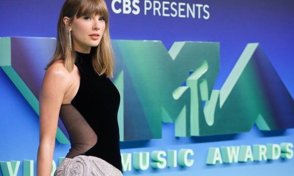MTV VMAs 2026: Το smoky eye επέστρεψε, μέχρι και η Taylor Swift «πρόδωσε» το κόκκινο κραγιόν