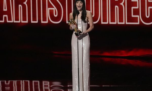 Dakota Johnson: To φόρεμα στα MTV Video Music Awards 2026 & τα iconic σκουλαρίκια με την Swift
