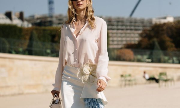 Τα Dior girls στους δρόμους του Παρισιού μάς δείχνουν πώς θα φορέσουμε ρούχα με κίνηση