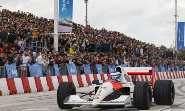 Πώς ζήσαμε την απόλυτη εμπειρία F1 με τον Mika Häkkinen στο Allwyn x McLaren Racing: Live in Athens