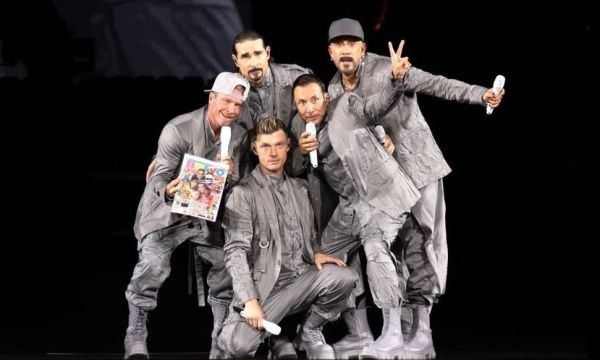 Backstreet’s back, alright: Οι Millennials ταξιδεύουν στο Düsseldorf για να γίνουν ξανά 16