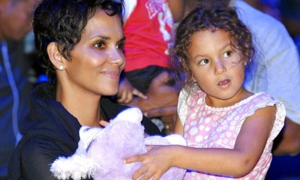 Nahla Aubry: Η 18χρονη κόρη της Halle Berry σπάει τη σιωπή της και υπερασπίζεται τη μητέρα της