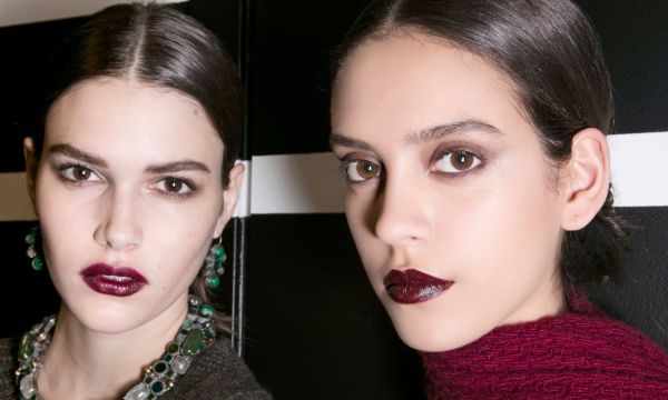 Τα goth lips του 2016 επέστεψαν και το νέο κόκκινο είναι σκοτεινό, τολμηρό και ακαταμάχητο