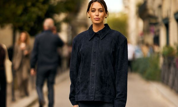 Suede jackets: Το διαχρονικό κομμάτι του φθινοπώρου που αναβαθμίζει κάθε εμφάνιση