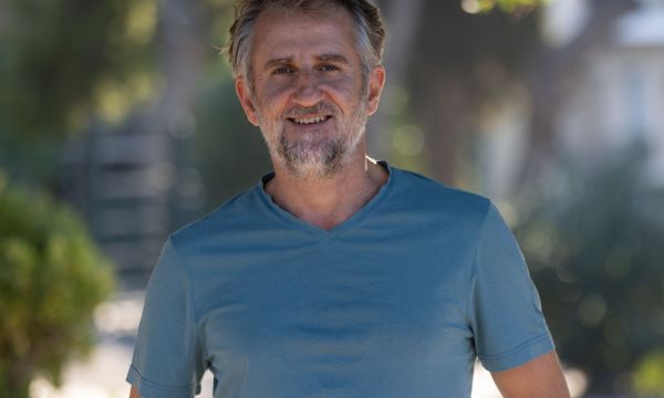 Κώστας Κορωναίος: Οι αναποδιές, ο φόβος της αλλαγής και η καινούργια του «Βαλίτσα»