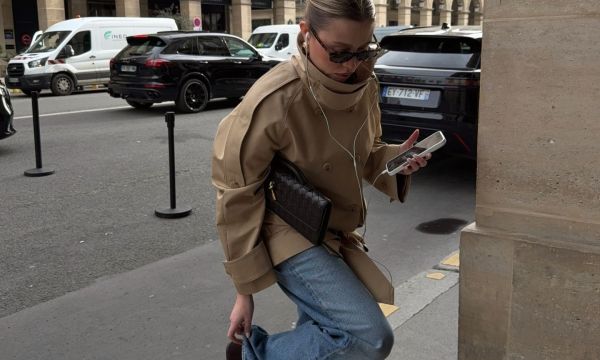 Trench coat season: Το διαχρονικό πανωφόρι που δεν φεύγει ποτέ από τη μόδα